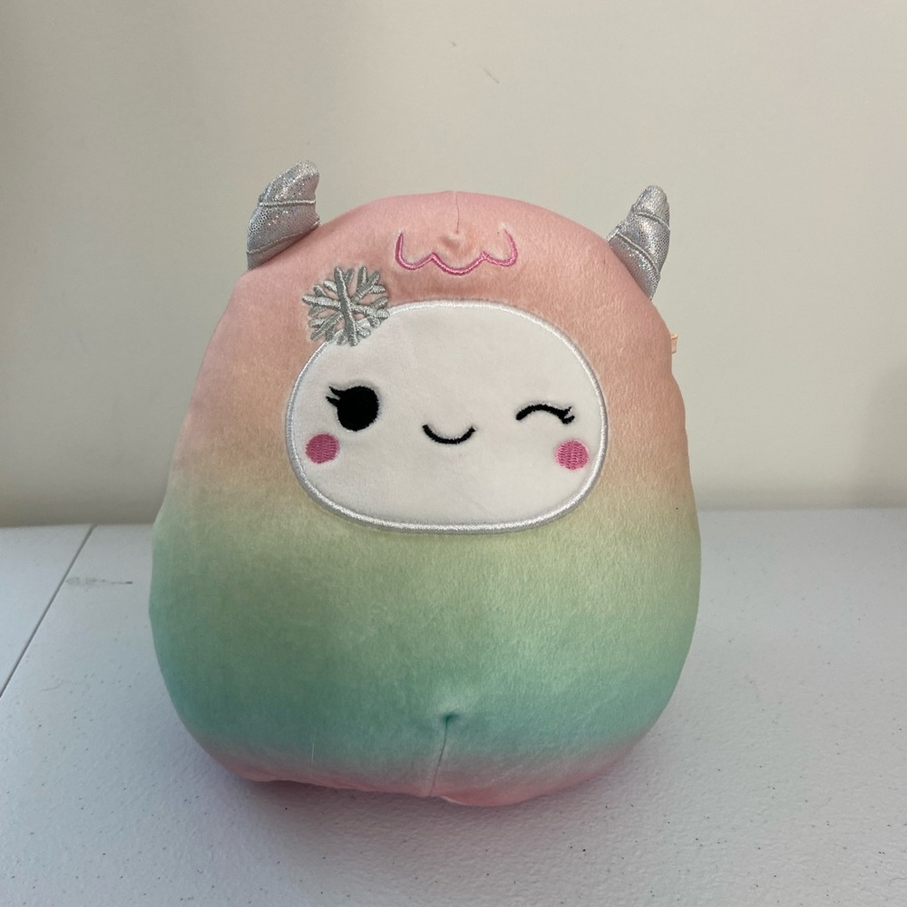NWOT Yara the Yeti rainbow 8 inch Squishmallow plush‎ stuffed animal